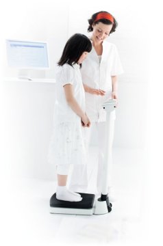 seca 704 Funkfähige wireless Säulenwaage mit sehr hoher Tragkraft und großer Plattform, mit BMI-Funktion, bis 300 kg